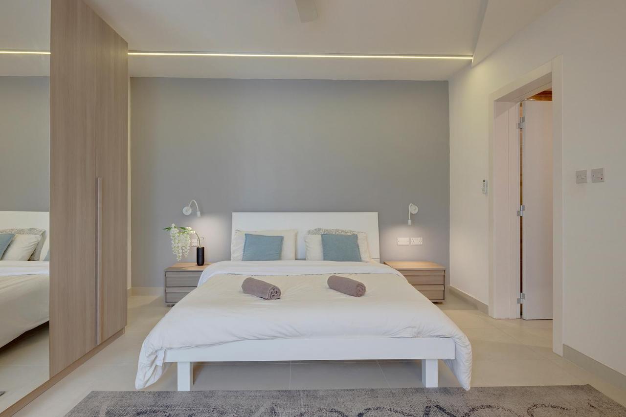 Stunning In A Location With Views *